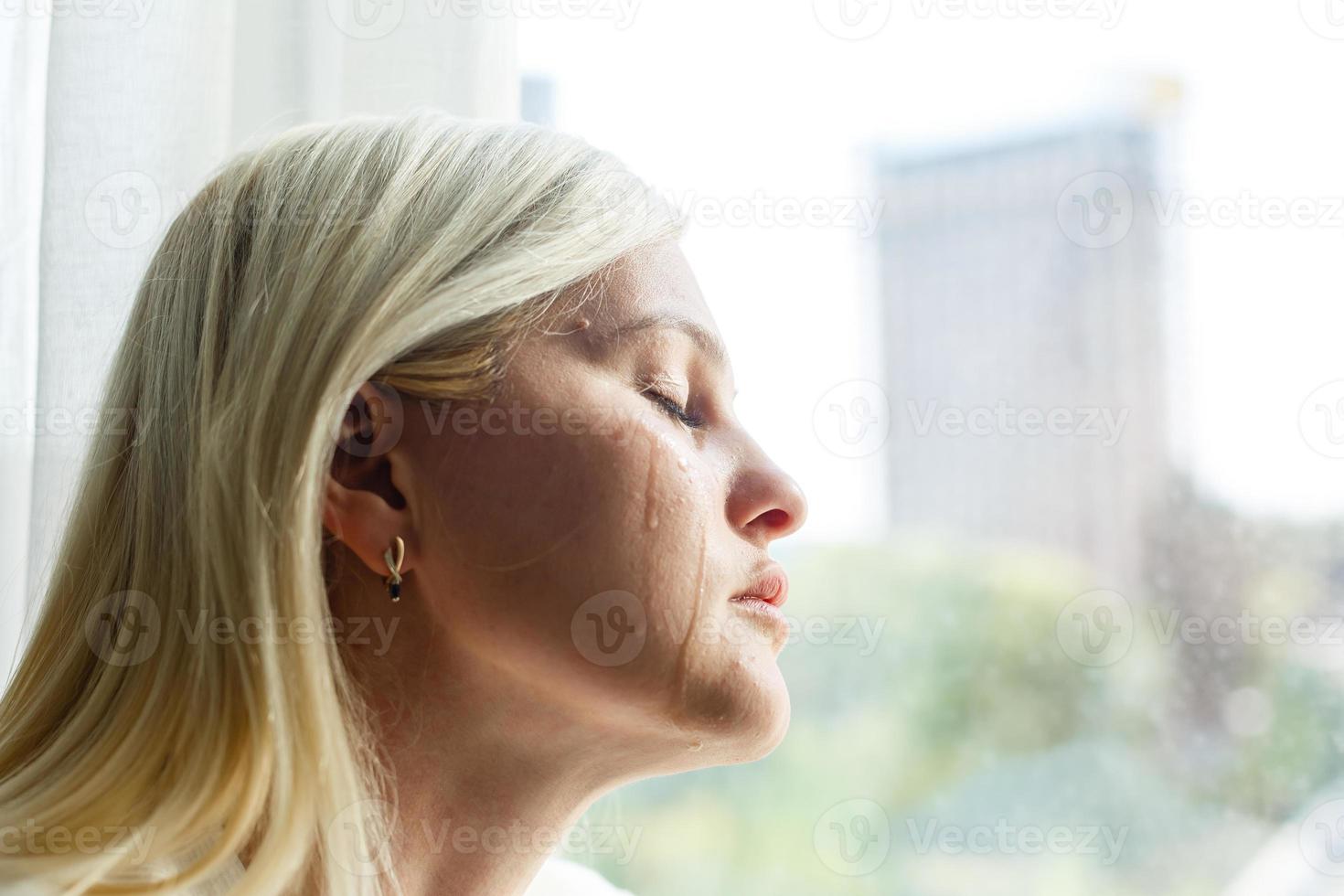 closeup de mulher chorando com lágrimas foto