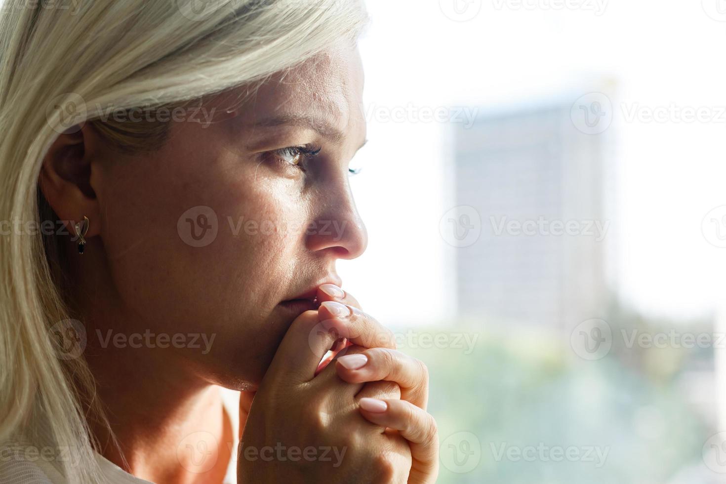 closeup de mulher chorando com lágrimas foto