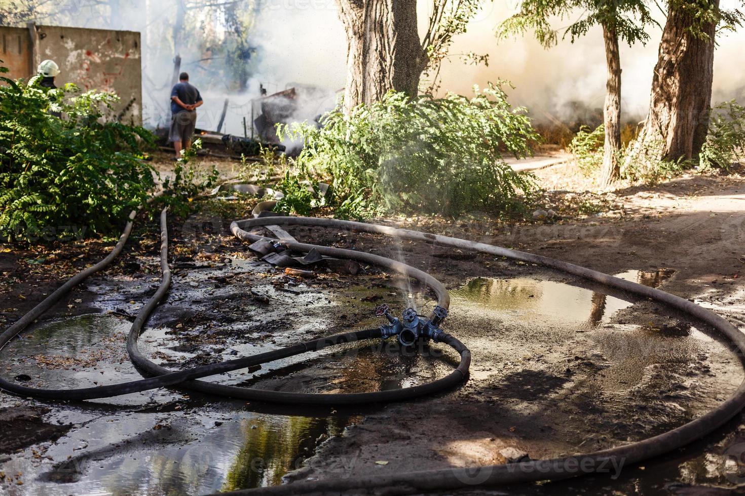 as mangueiras de incêndio estão no chão após um incêndio foto