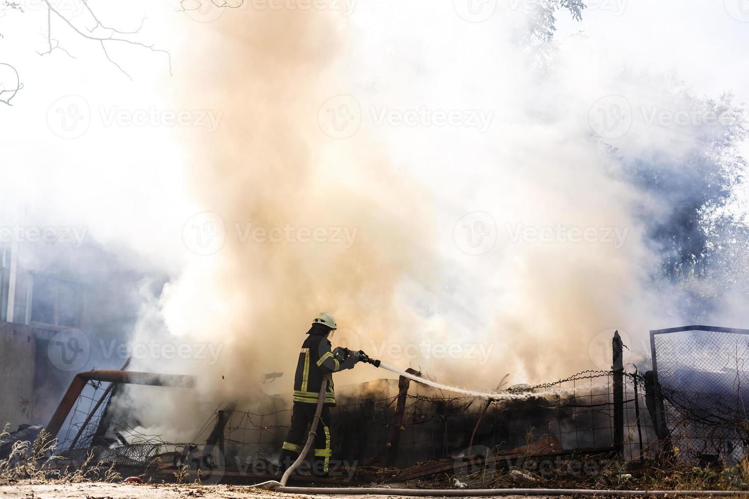 bombeiros extinguem um incêndio na floresta por inundações de água foto