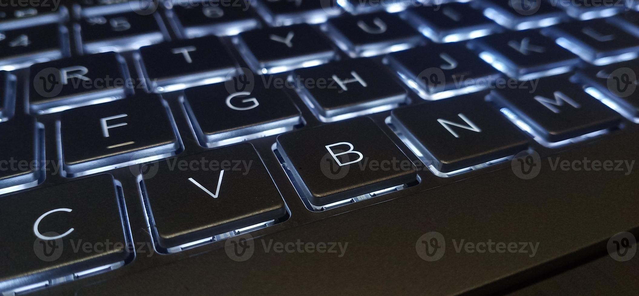 teclado fotográfico com luz de fundo branca, foto tirada pela câmera do smartphone