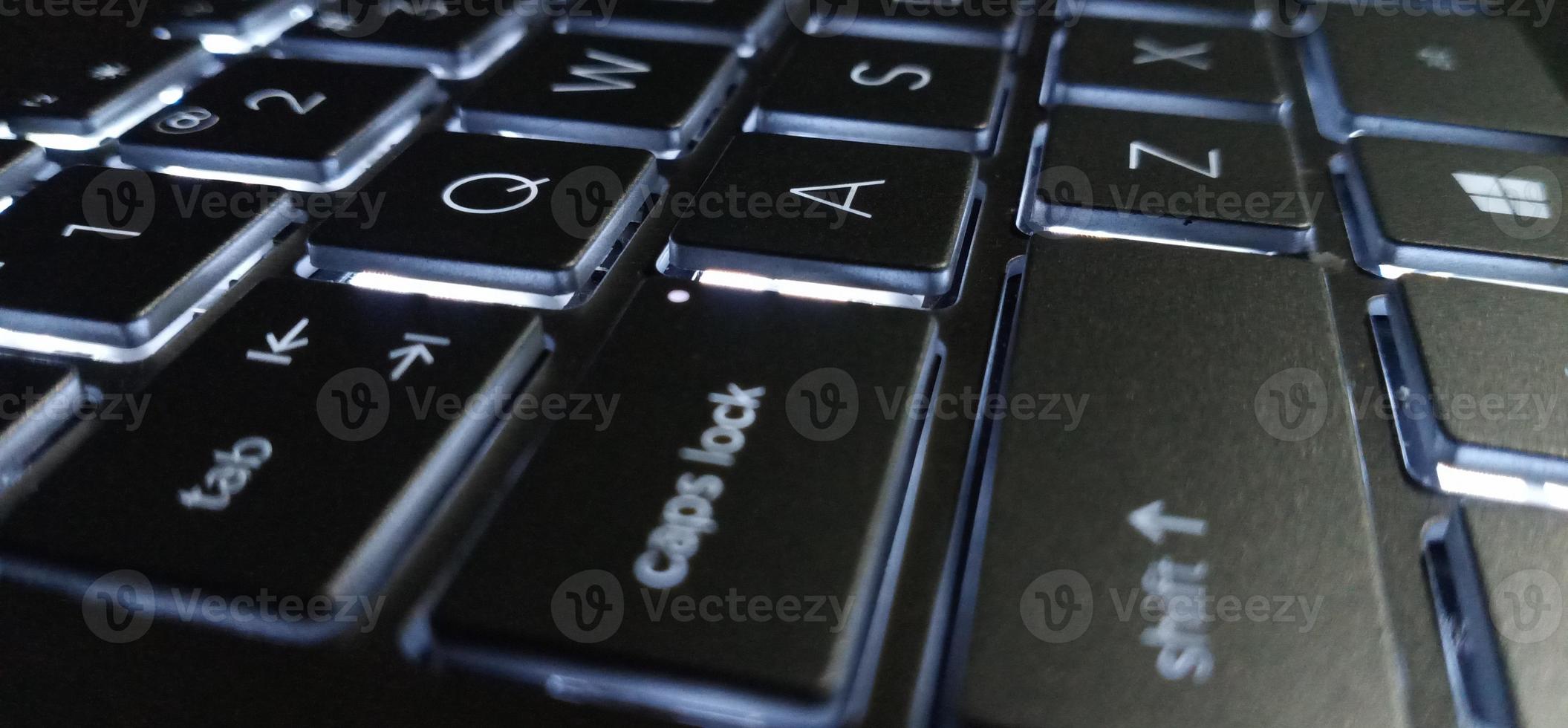 teclado fotográfico com luz de fundo branca, foto tirada pela câmera do smartphone