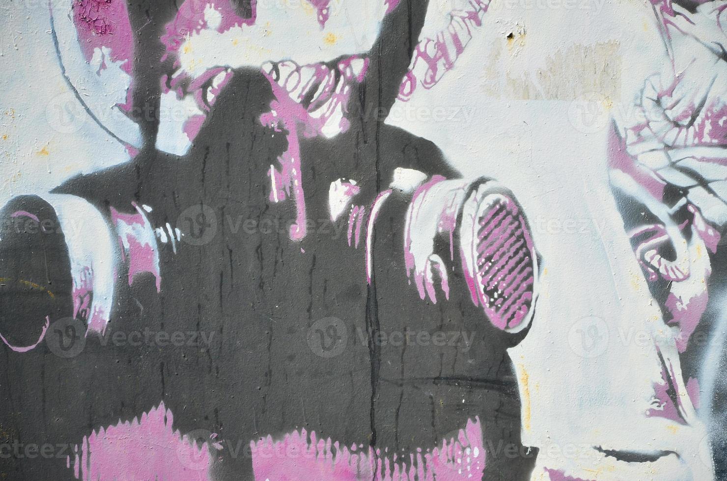 a parede velha, pintada em desenho de grafite colorido com tintas aerossóis. imagem de uma máscara de gás em estilo estêncil foto