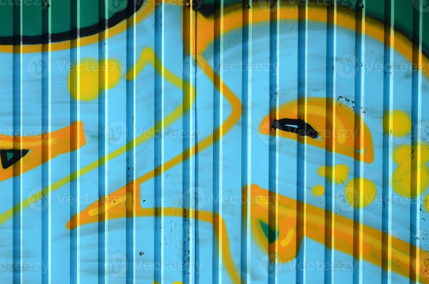 fragmento de desenhos de grafite. a velha parede decorada com manchas de tinta no estilo da cultura da arte de rua. textura de fundo colorida em tons frios foto