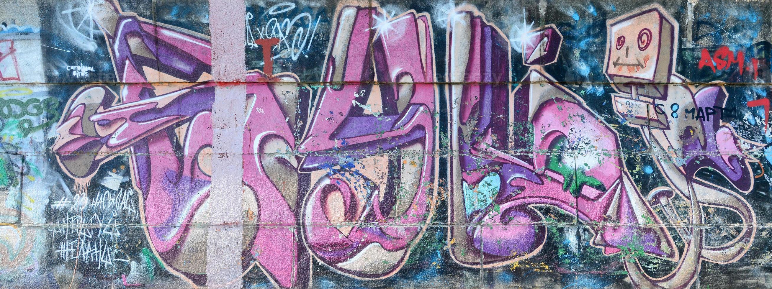 fragmento de desenhos de grafite. a parede antiga decorada com manchas de tinta no estilo da cultura da arte de rua. textura de fundo colorido em tons de roxo foto