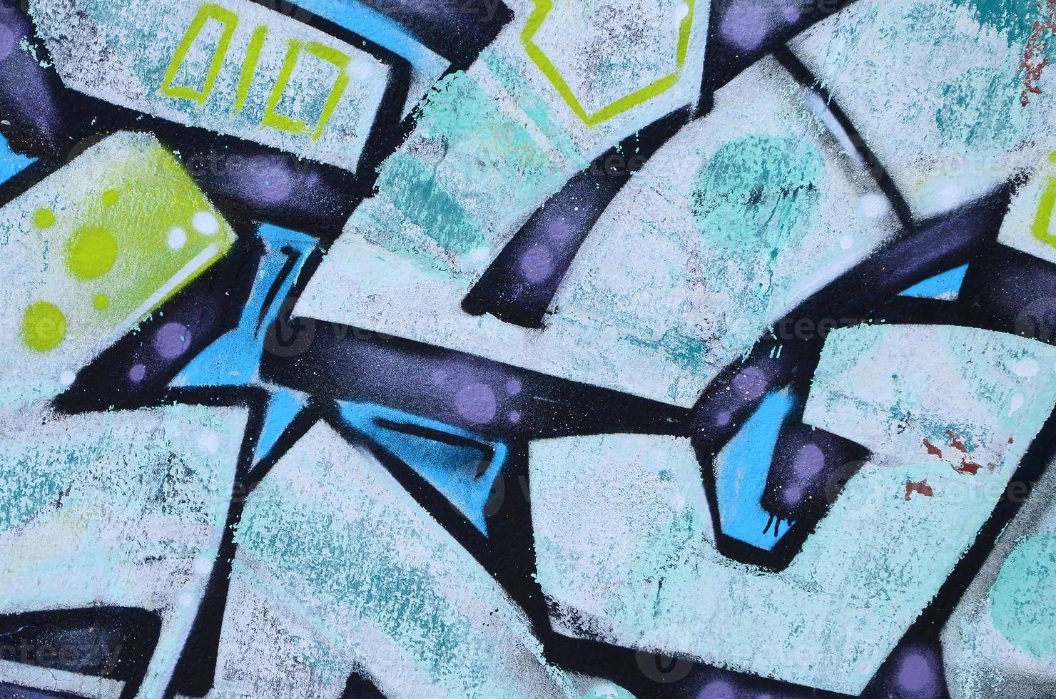 fragmento de desenhos de grafite. a velha parede decorada com manchas de tinta no estilo da cultura da arte de rua. textura de fundo colorida em tons frios foto