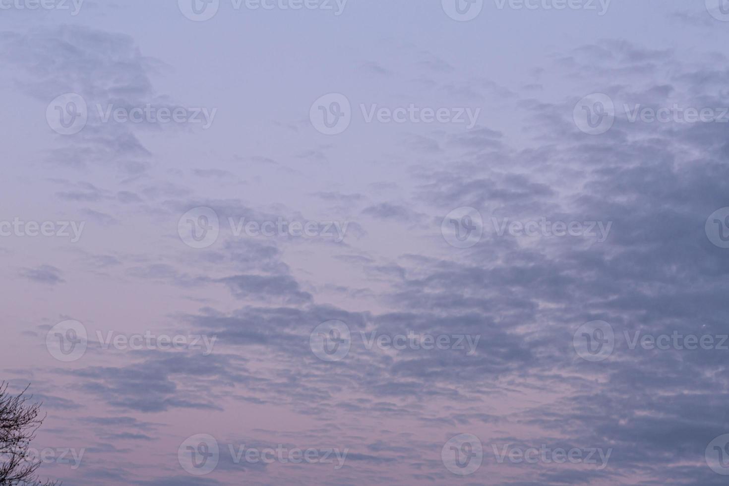 imagem do céu noturno colorido com nuvens claras foto