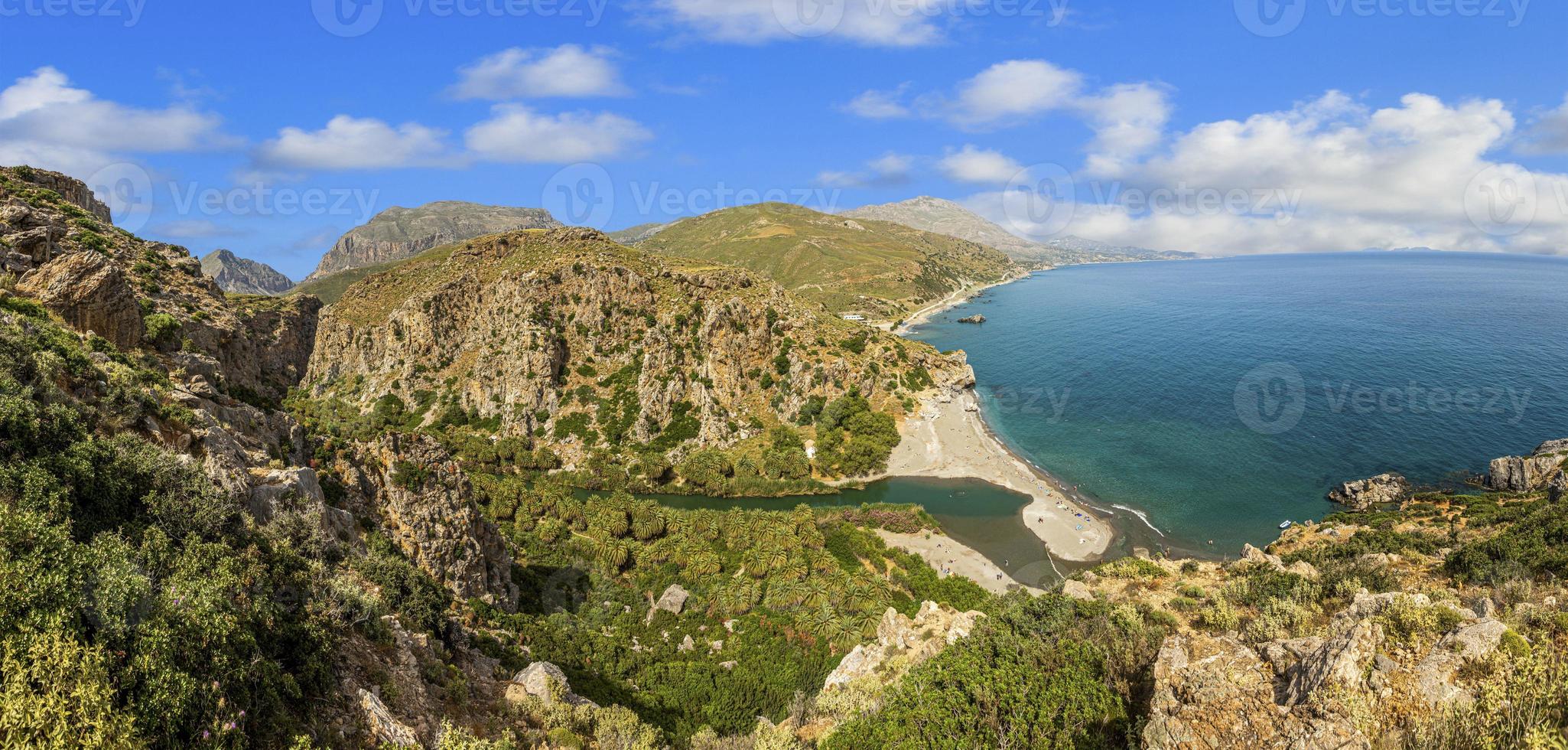 vista sobre a adorável praia de palmeiras de preveli, na ilha grega de creta, no verão foto