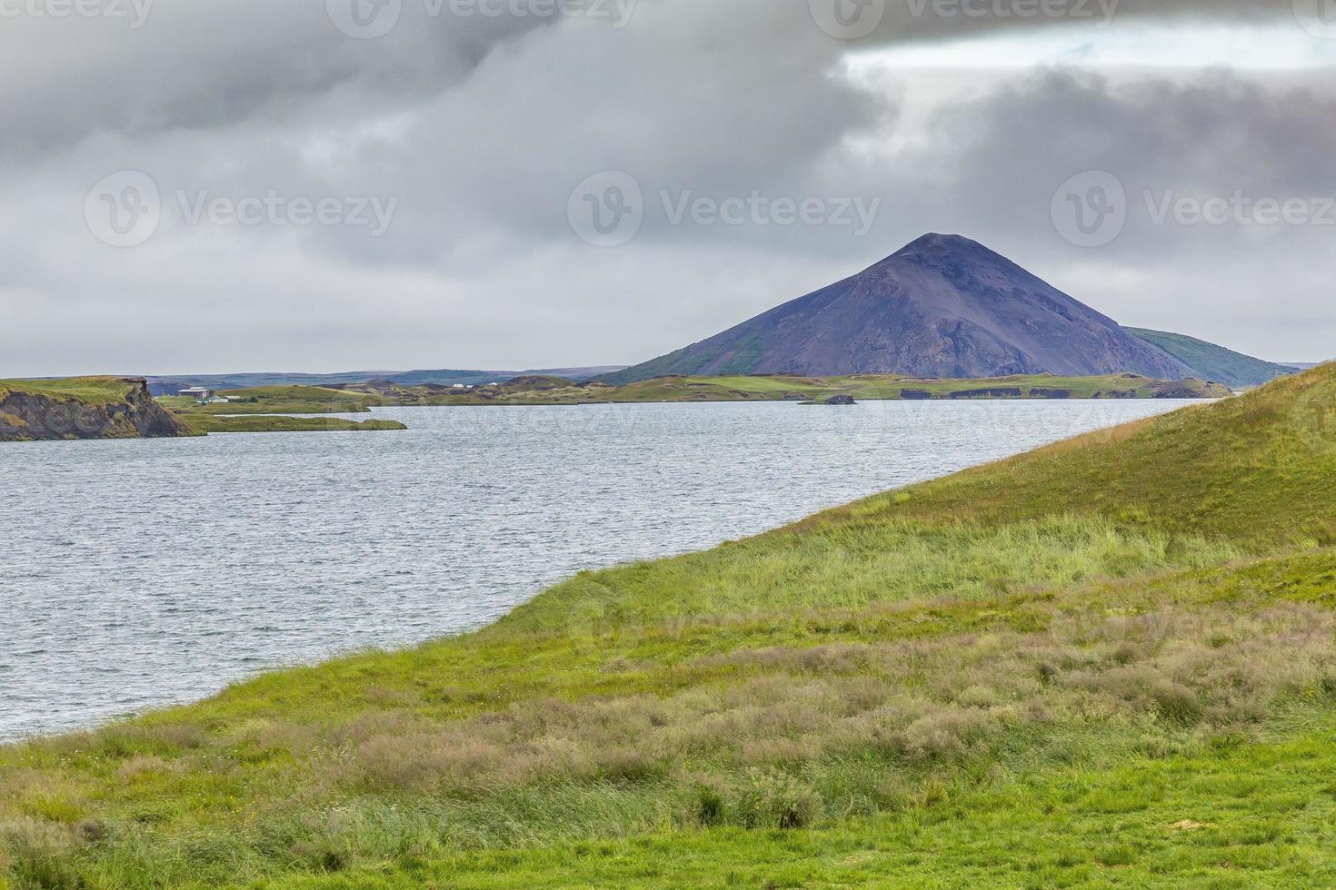 vista sobre os lagos myvatn na islândia no verão durante o dia foto