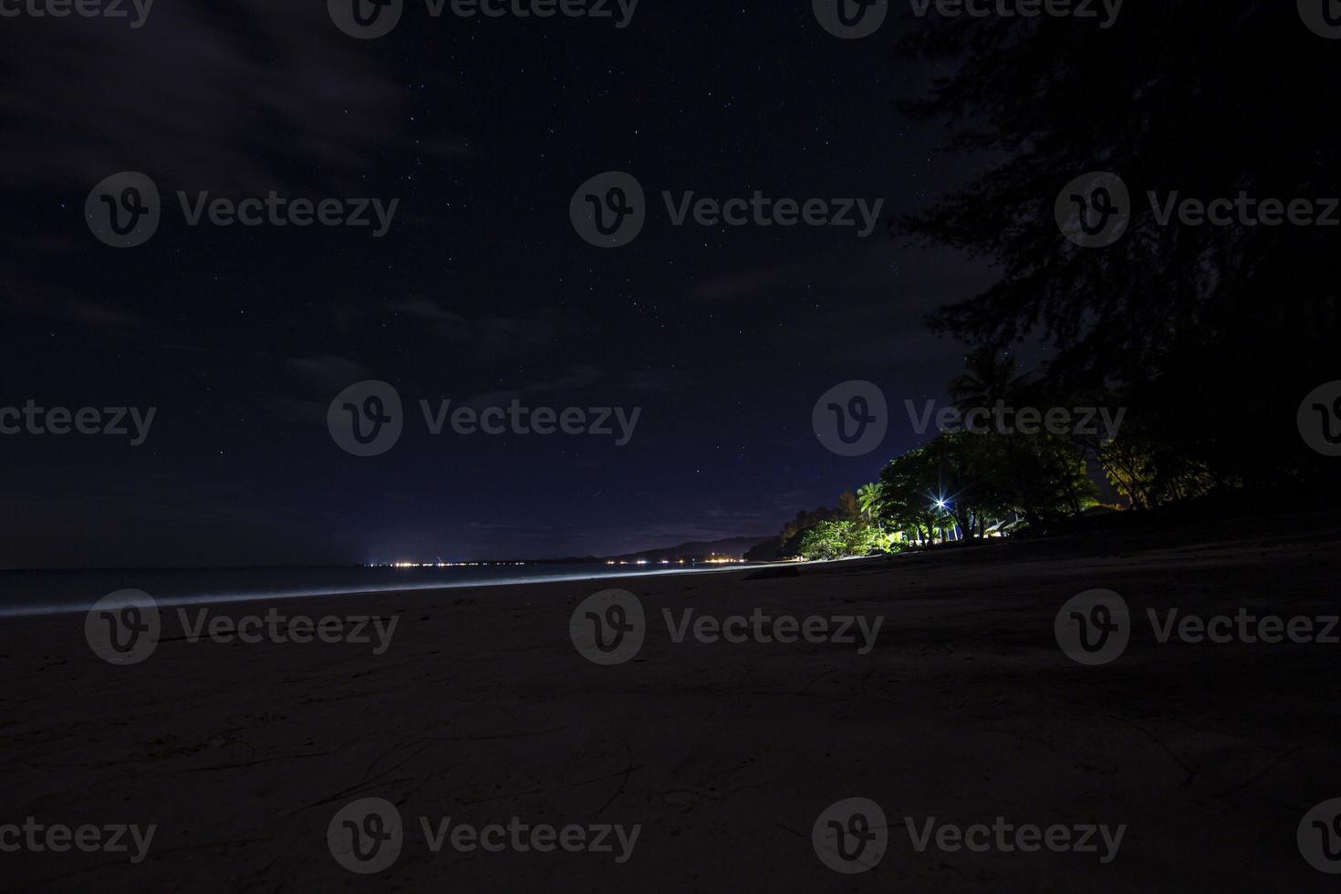 impressões noturnas da praia de khao lak na tailândia em novembro foto