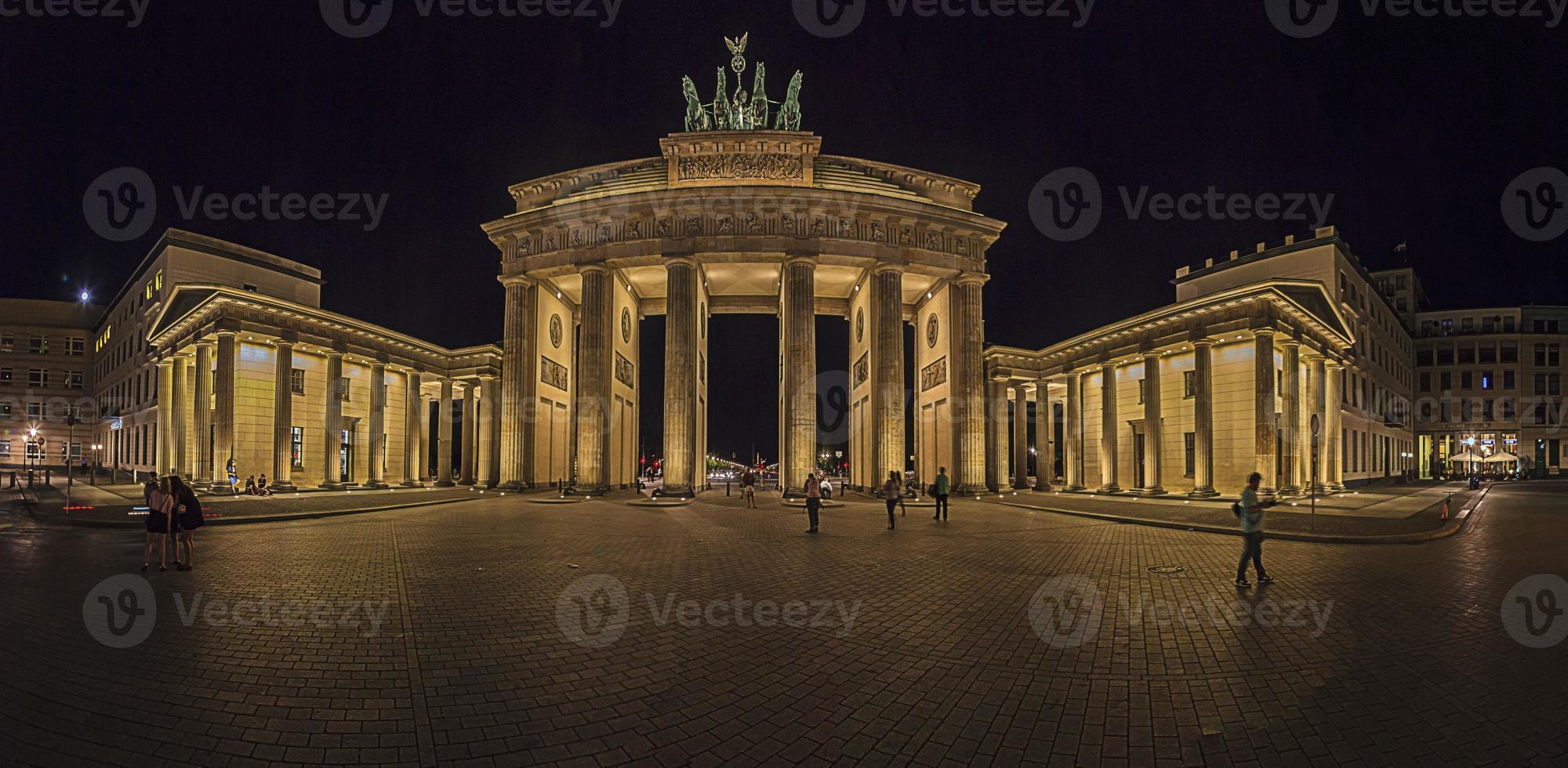 visão noturna sobre a praça de paris até o portão de brandenburger iluminado em berlim no verão foto