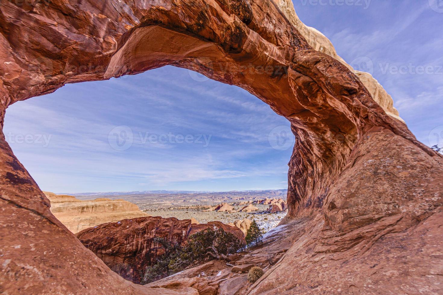 imagem panorâmica de maravilhas naturais e geológicas do parque nacional de arcos em utah no inverno foto