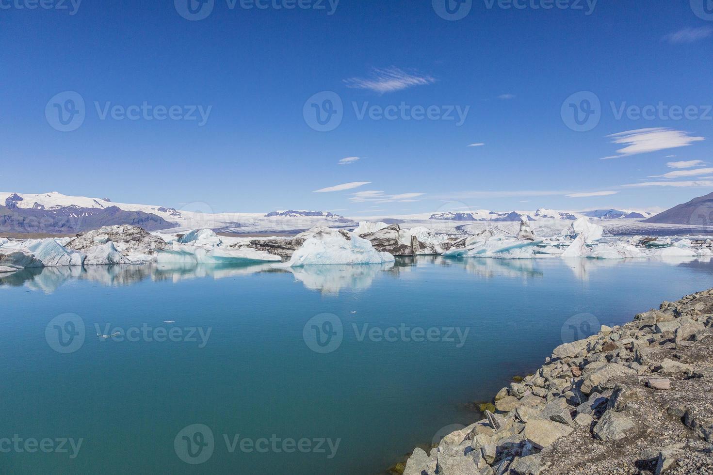 fotos panorâmicas sobre a lagoa da geleira joekularson com iceberg frifting no verão durante o dia