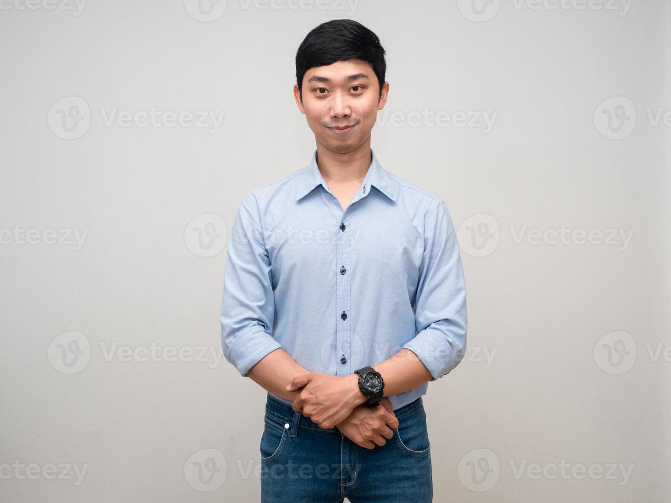 homem asiático camisa azul em pé educado olhando bonito foto