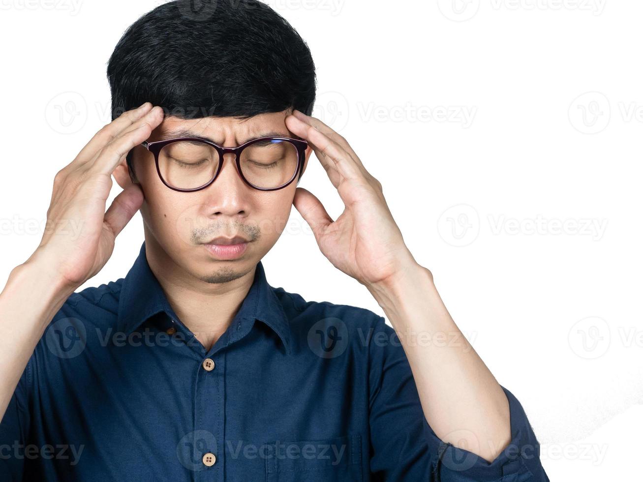 close-up rosto de homem asiático usa óculos sente dor de cabeça de enxaqueca foto