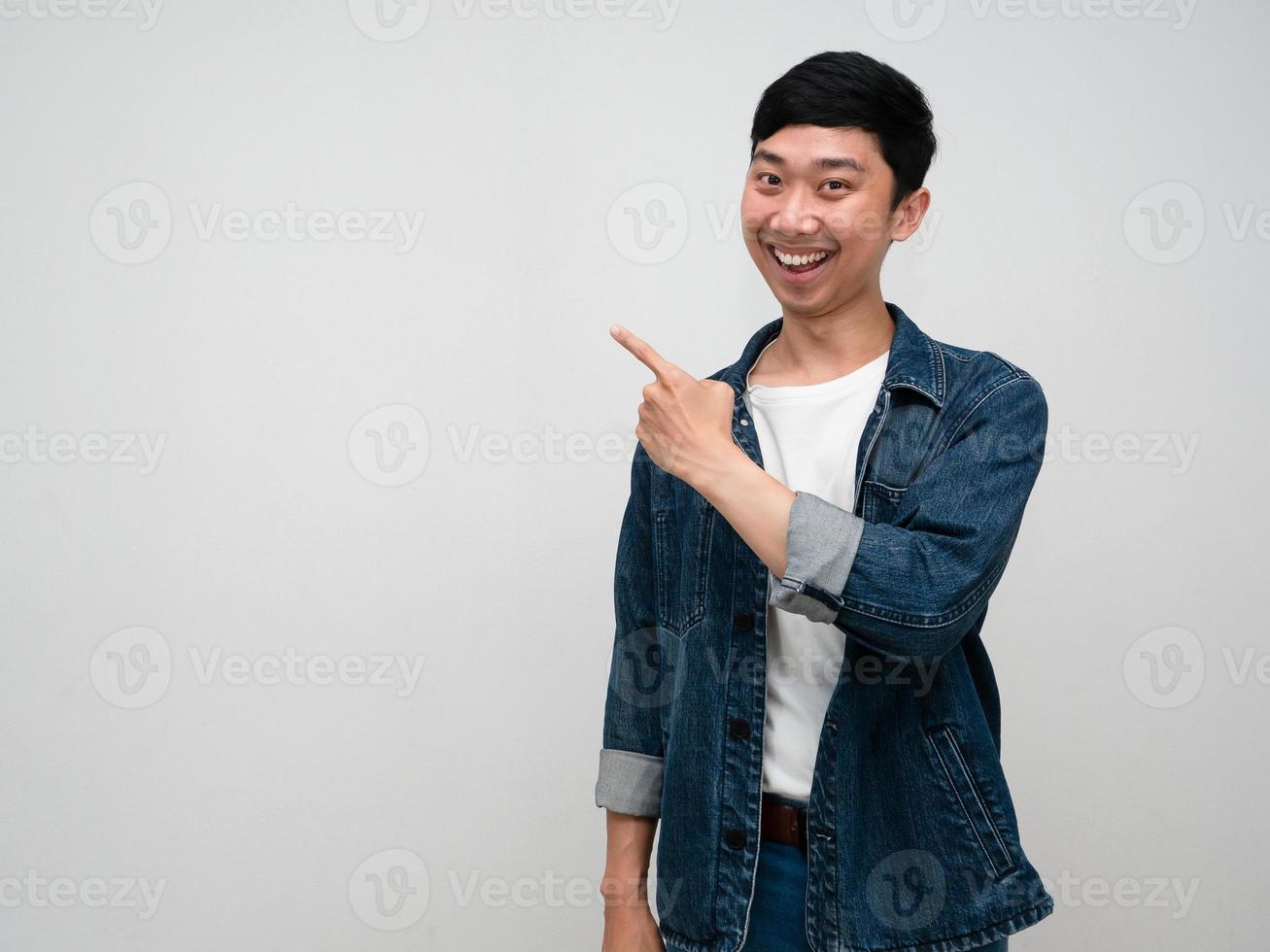 homem positivo jeans camisa feliz sorriso gesto ponto dedo cópia espaço isolado foto