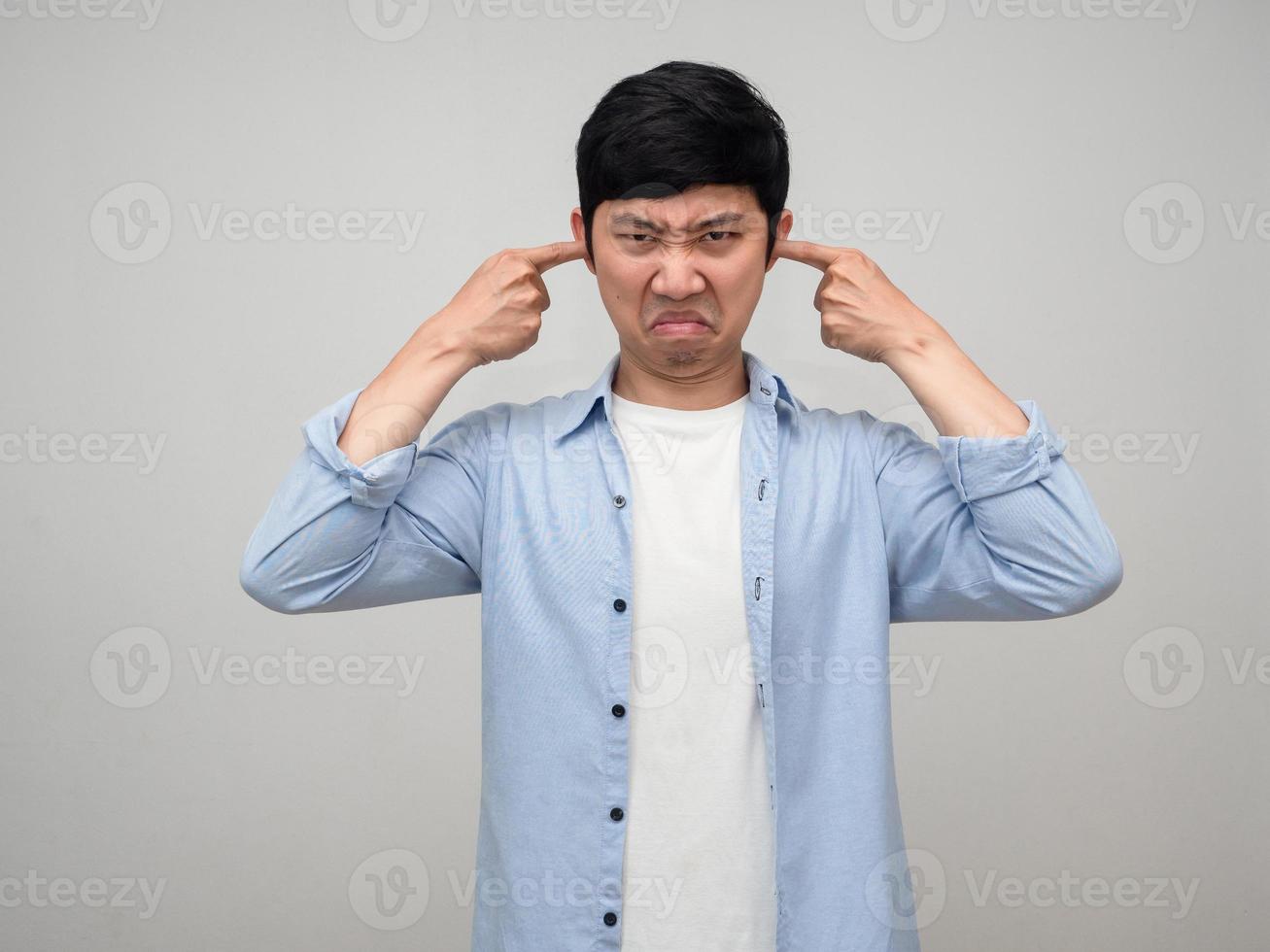 empresário asiático, gesto, plugue, dedo, feche os ouvidos, não quer ouvir isolado foto