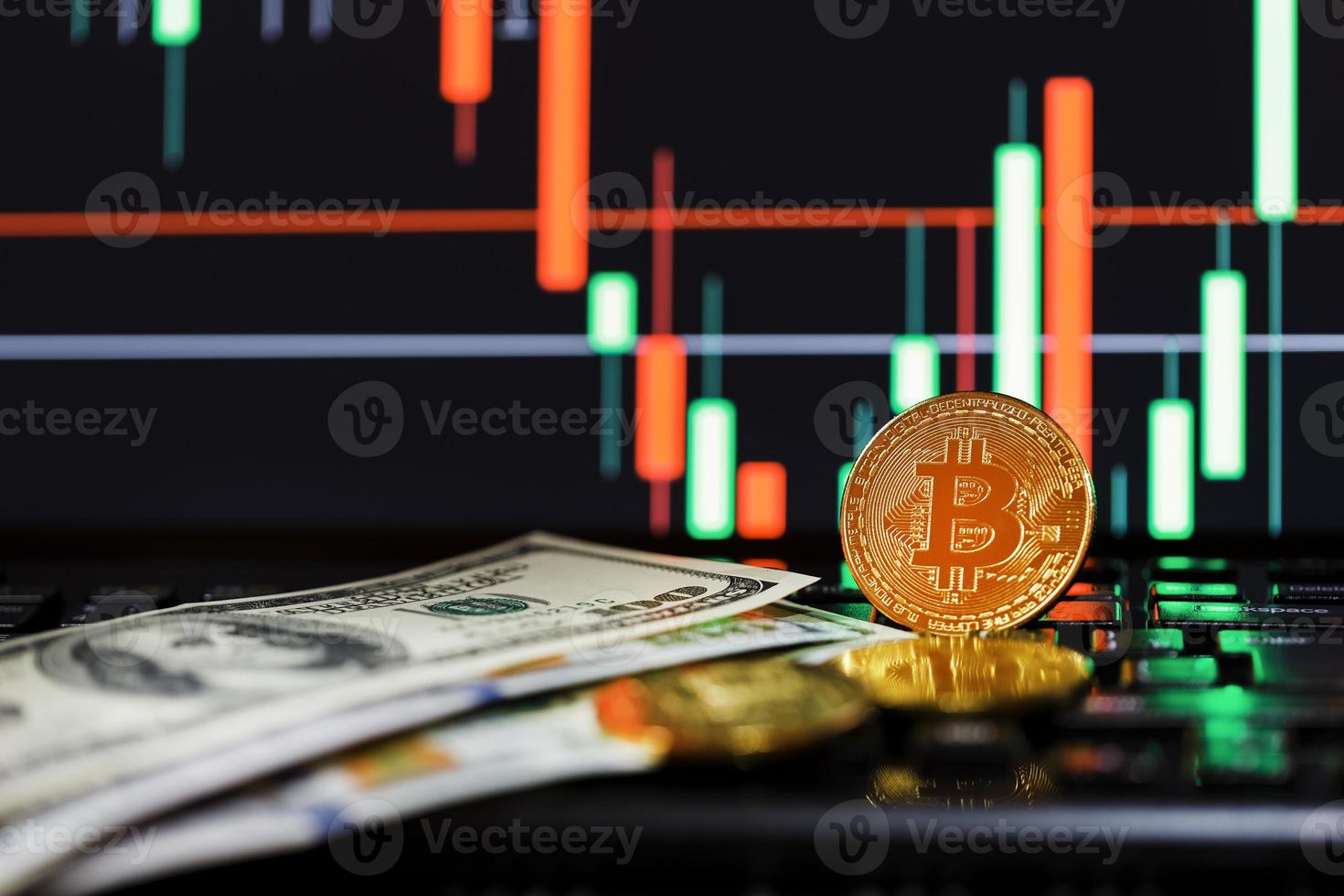 bitcoins de ouro no fundo do close-up de gráficos de negócios e notas de 100 dólares. foto