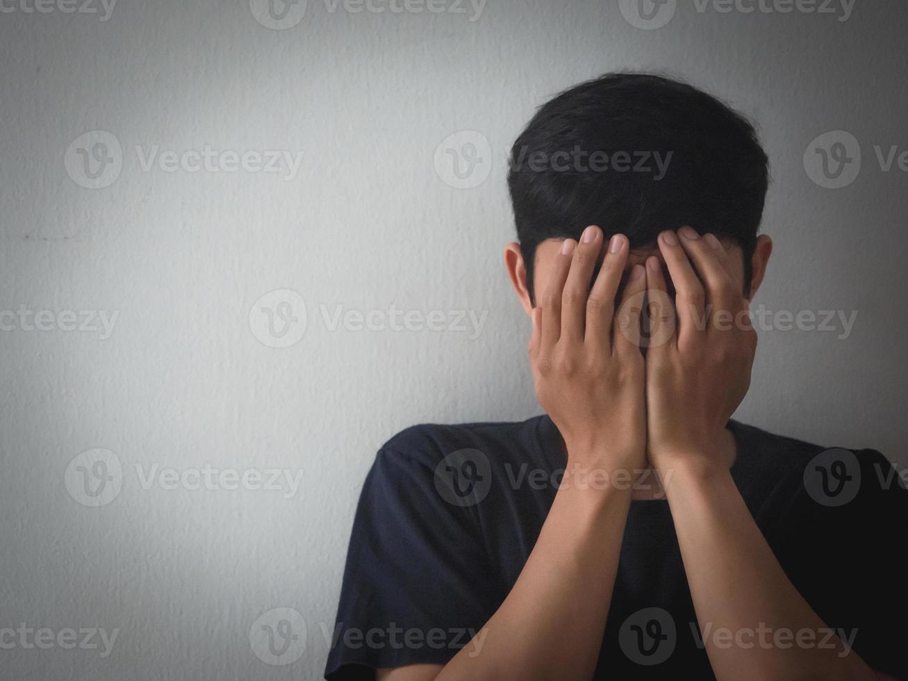 close-up homem fechar o rosto se sente sem esperança e deprimido foto