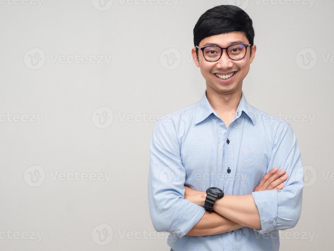 empresário positivo usar óculos braços cruzados sorrindo retrato fundo branco foto