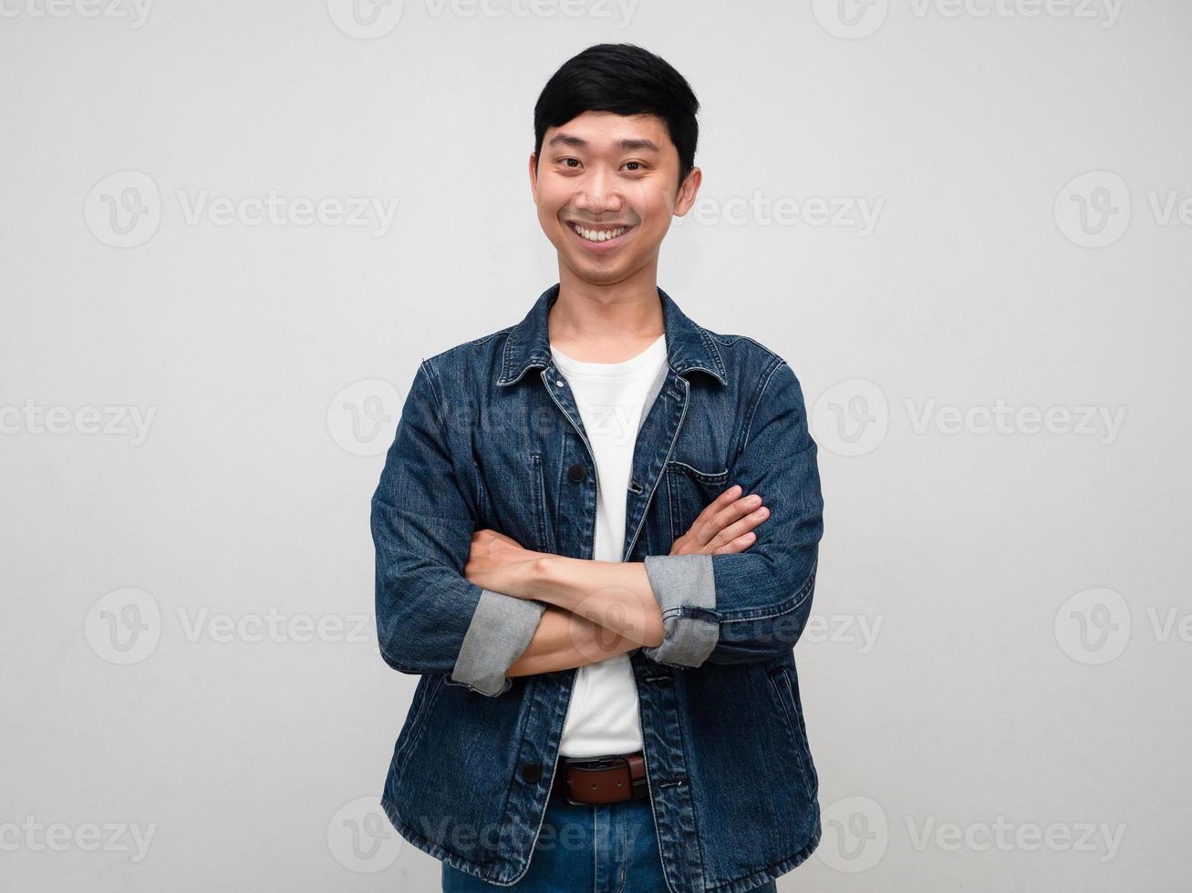 homem positivo camisa jeans bonito olhar gesto braços cruzados sorriso isolado foto