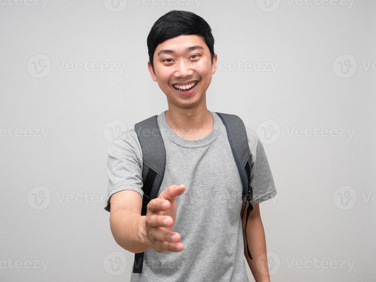 homem asiático com bolsa sorriso feliz gesto apertar a mão para você foto