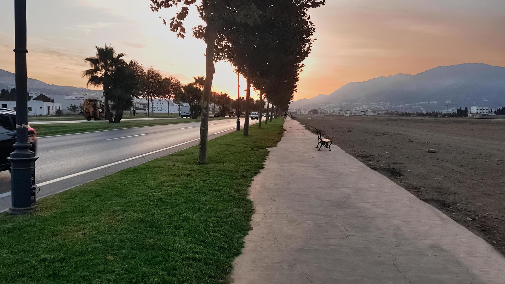 cenário entre um terreno baldio e uma estrada foto