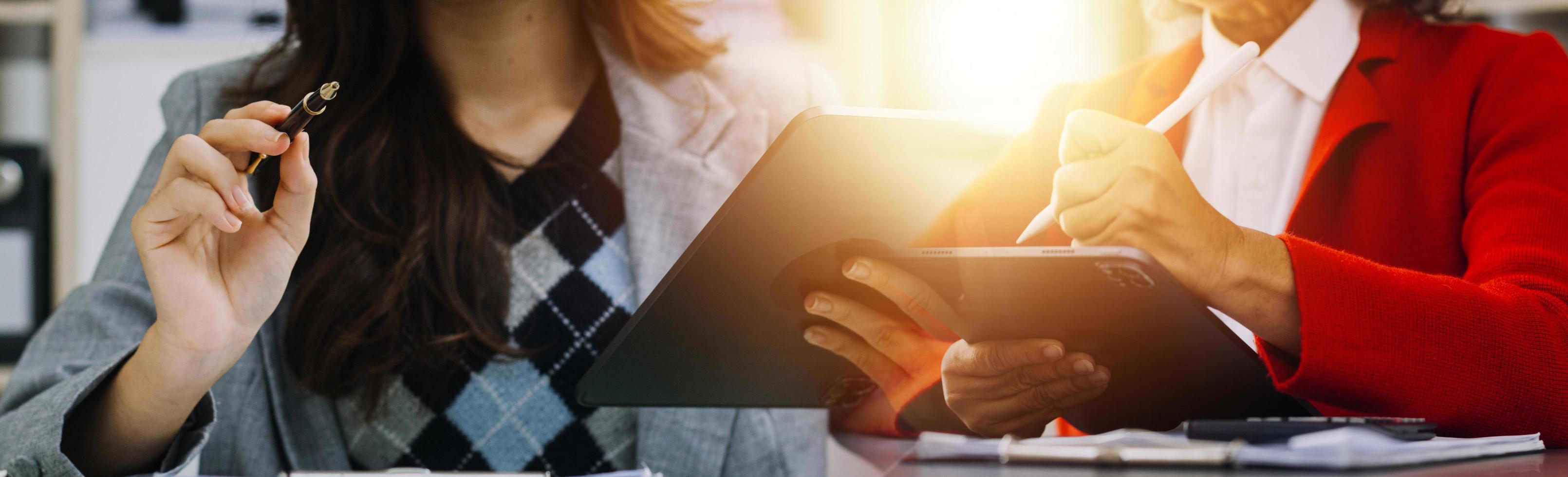 empresário casual trabalhando usando telefone celular digitando computador laptop bate-papo móvel entre em contato conosco em locais de trabalho, planejando ideias investidores pesquisando na internet, ideias conectando pessoas. foto