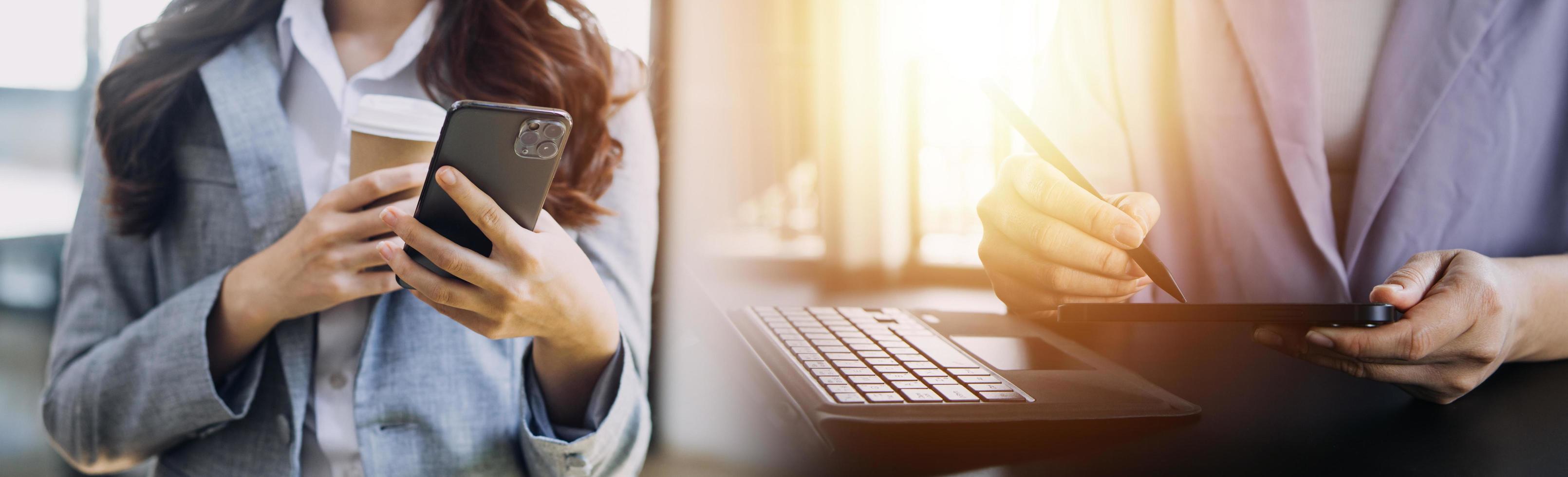 empresário casual trabalhando usando telefone celular digitando computador laptop bate-papo móvel entre em contato conosco em locais de trabalho, planejando ideias investidores pesquisando na internet, ideias conectando pessoas. foto