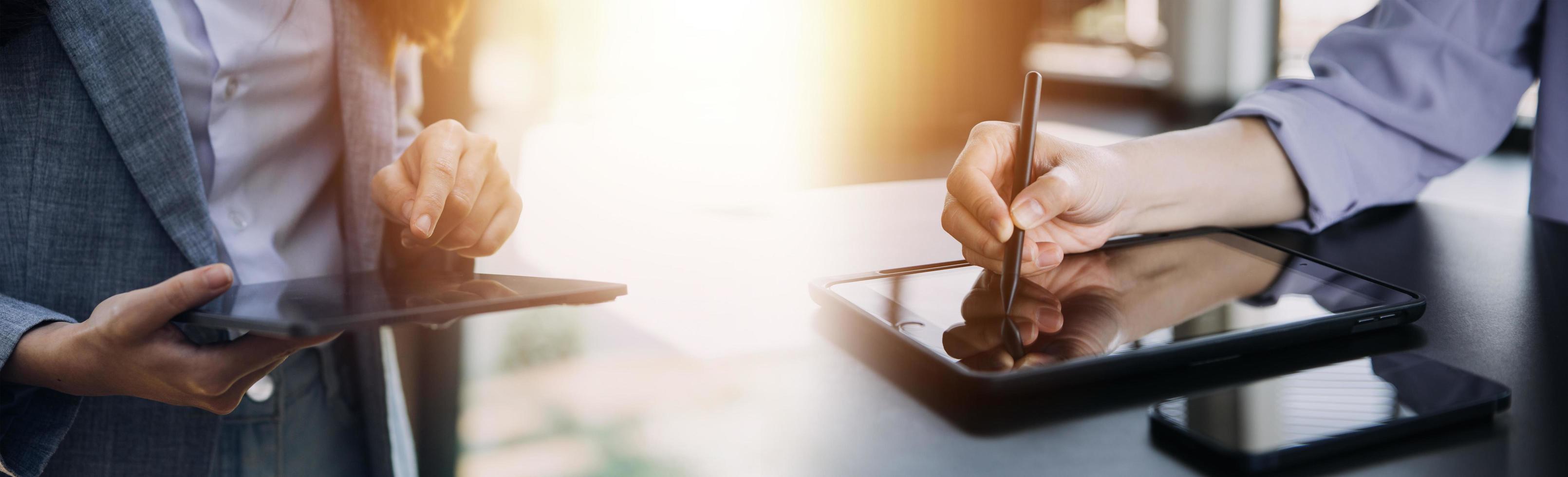 empresário casual trabalhando usando telefone celular digitando computador laptop bate-papo móvel entre em contato conosco em locais de trabalho, planejando ideias investidores pesquisando na internet, ideias conectando pessoas. foto