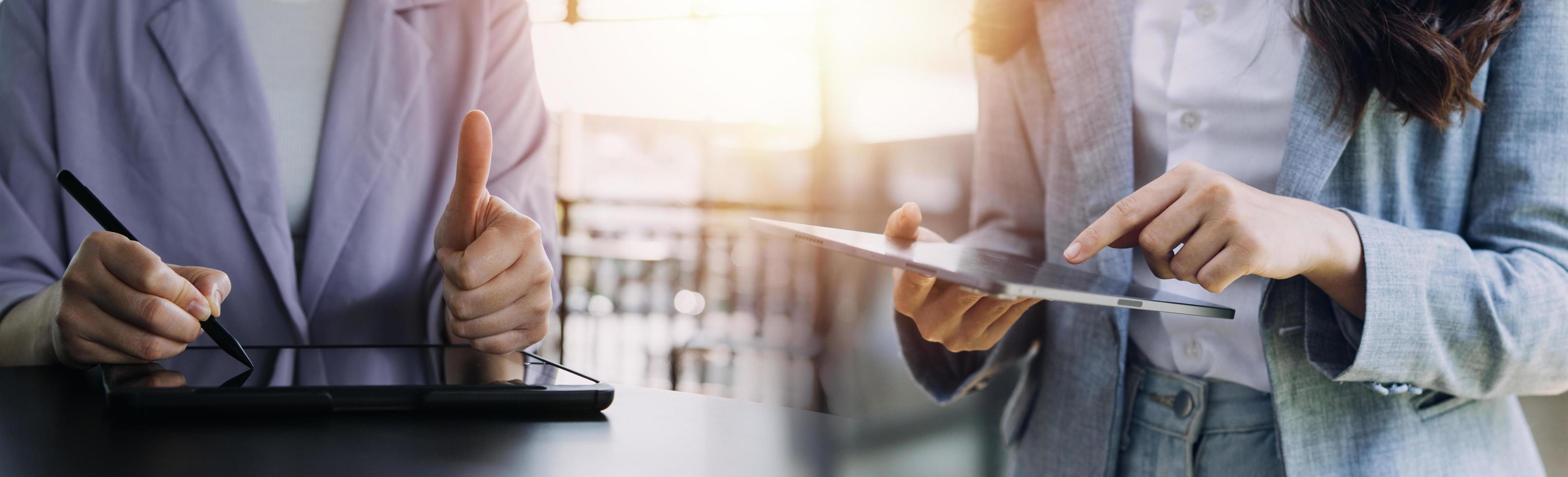 empresário casual trabalhando usando telefone celular digitando computador laptop bate-papo móvel entre em contato conosco em locais de trabalho, planejando ideias investidores pesquisando na internet, ideias conectando pessoas. foto