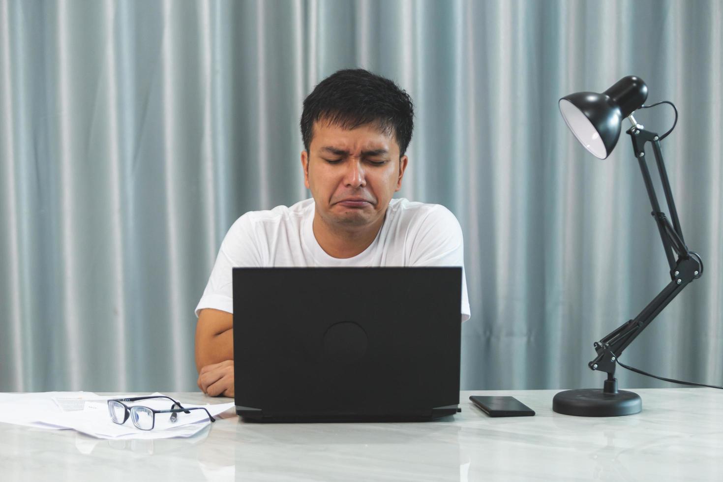 homem chorando. sentimento de expressão facial de emoção negativa. homem de escritório moderno no local de trabalho, depressão e conceito de crise foto