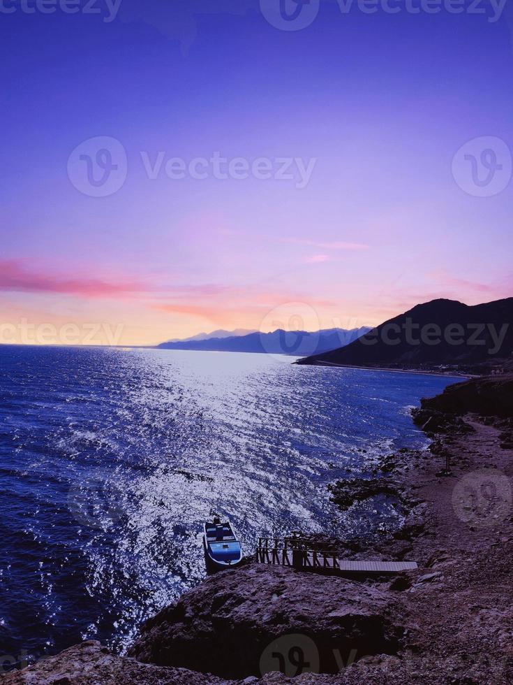 vista panorâmica da vista para o mar e montanhas ao pôr do sol no sinai, egito foto