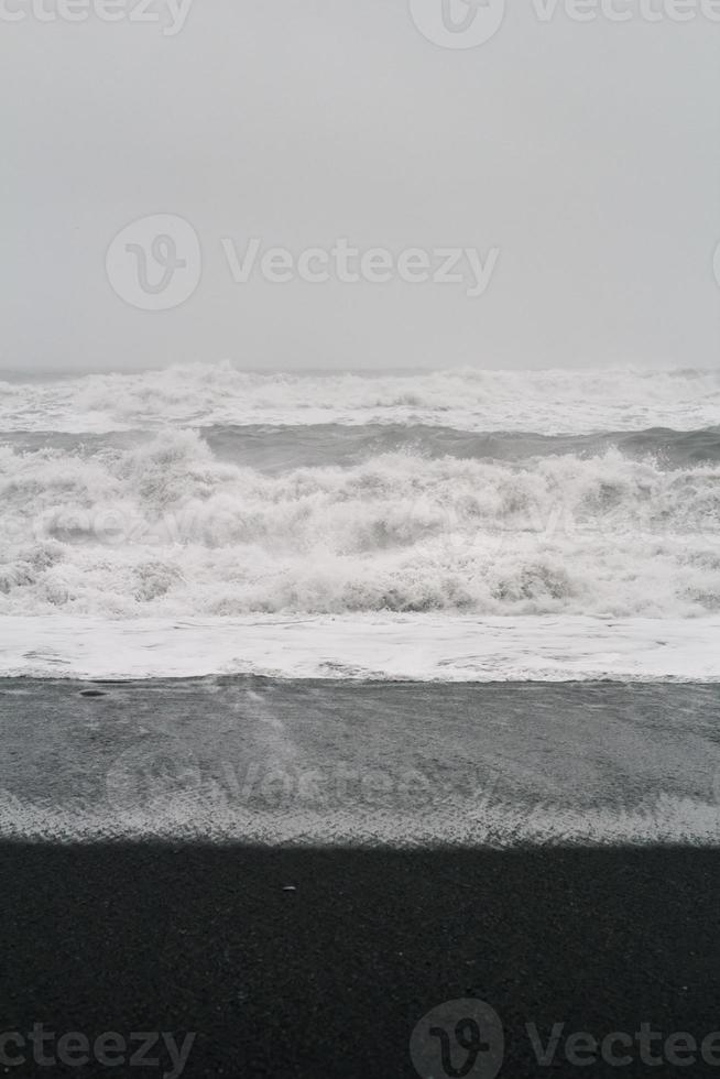 ondas do mar rolando na paisagem monocromática de areia photo foto