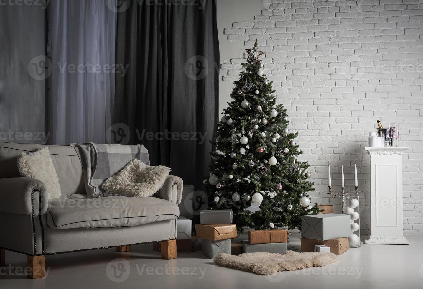 decoração de casa de inverno. árvore de natal no interior do sotão contra a parede de tijolos. foto