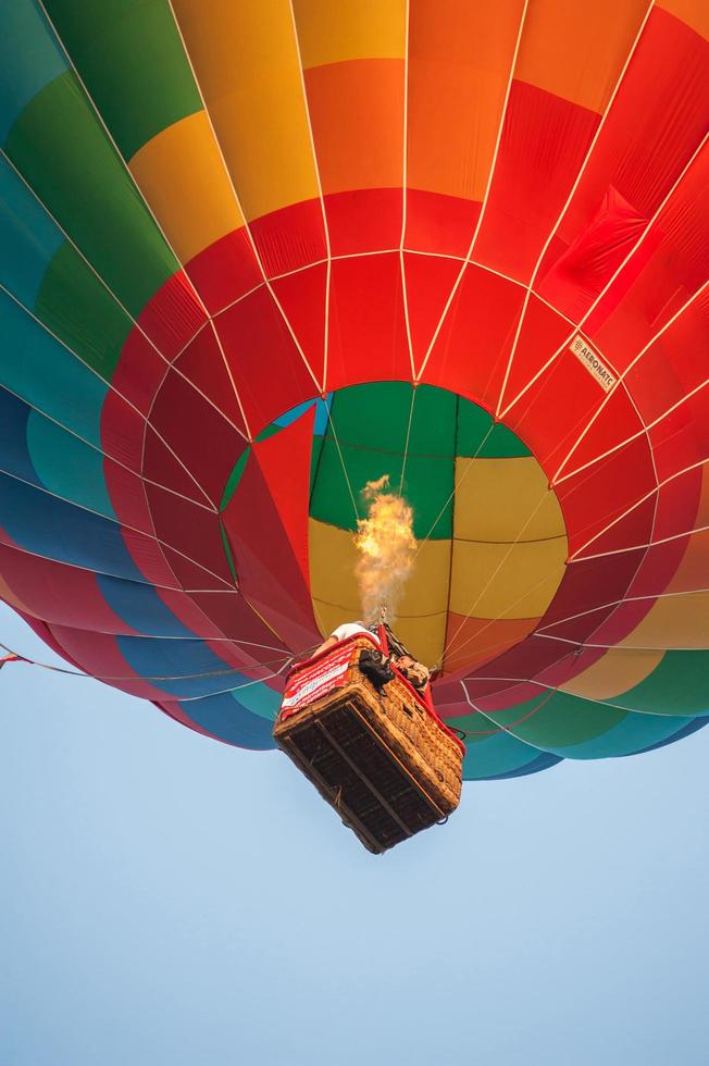 nizhny novgorod, rússia - 20 de julho de 2019 festival de esportes aeronáuticos. uma equipe de balonistas infla seu balão com um queimador de gás e um ventilador para levá-lo ao ar. foto