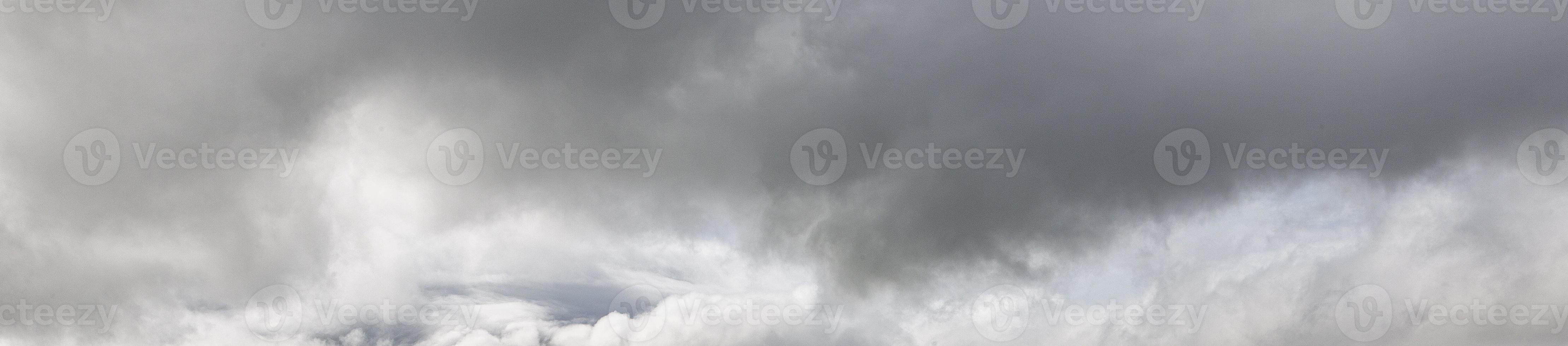 imagem de um céu escuro e nublado durante o dia foto