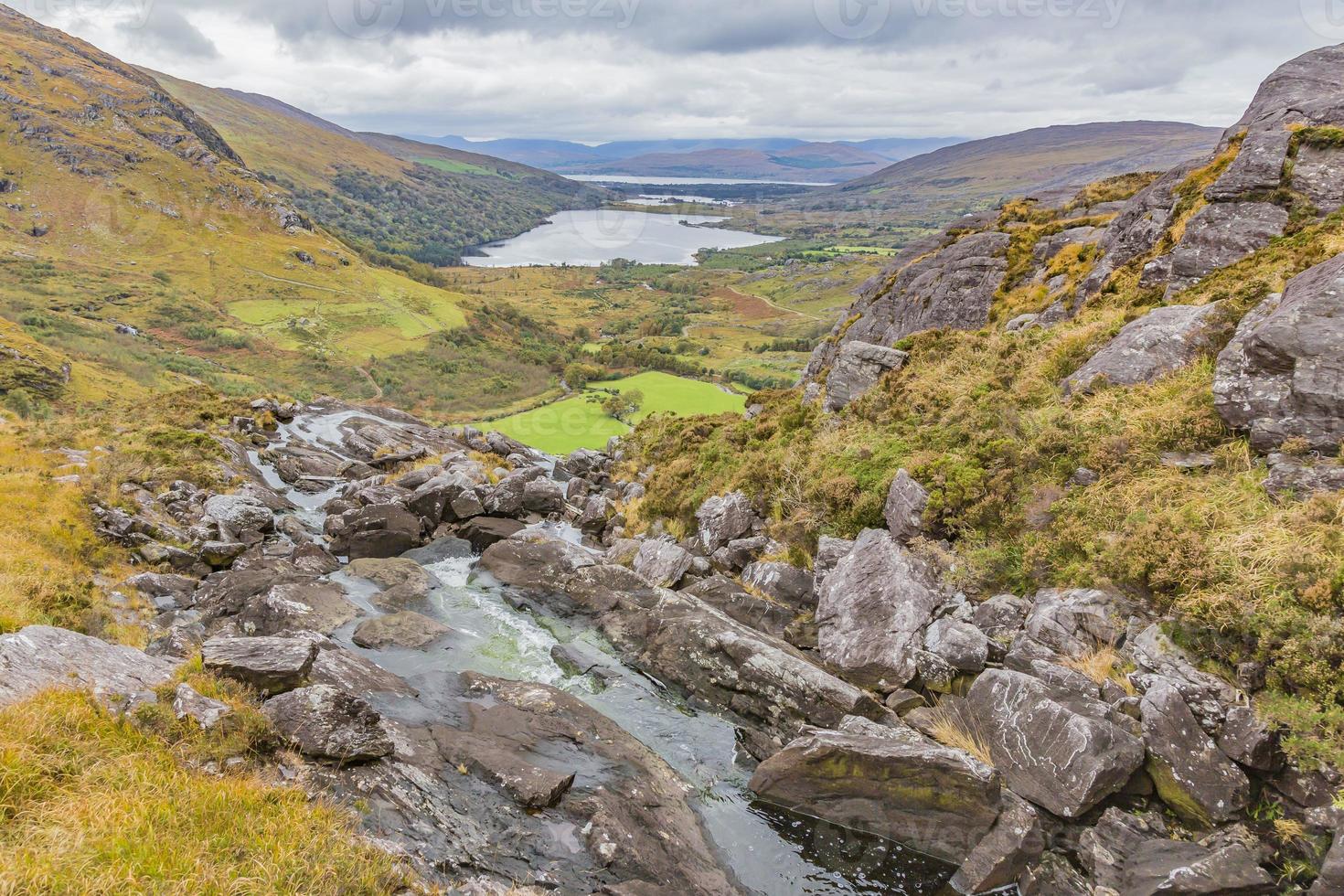 paisagem típica irlandesa com prados verdes e montanhas ásperas durante o dia foto