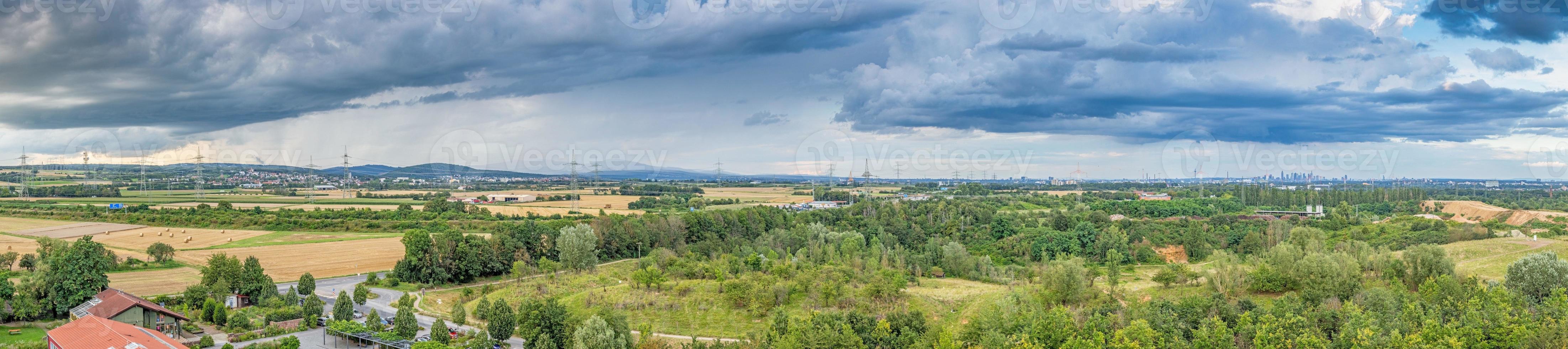 vista panorâmica do horizonte de frankfurt e taunus-mitterlgebirge com grand feldberg tirada da direção sudoeste durante uma tempestade foto