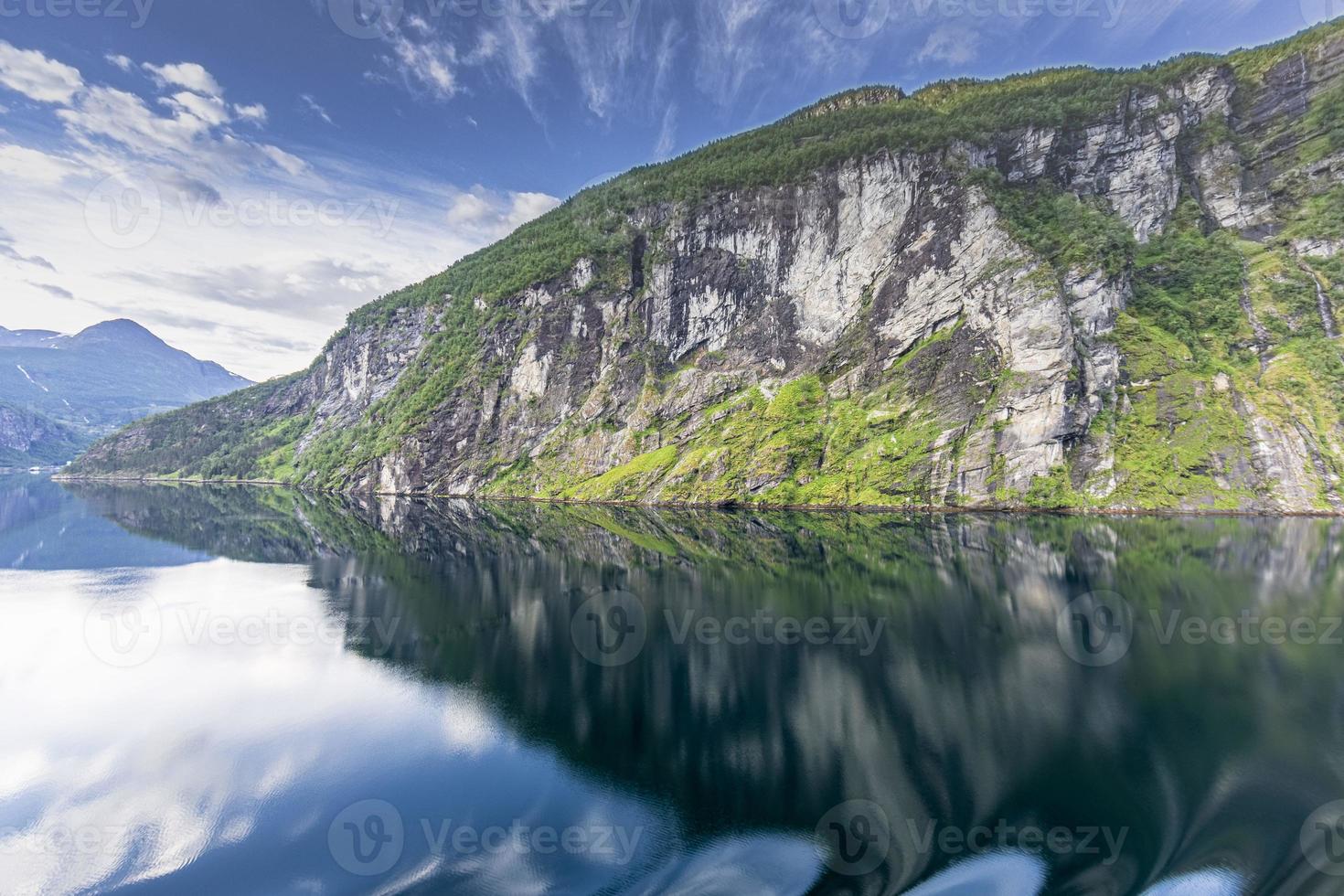 impressão do navio de cruzeiro a caminho do fiorde de geiranger, na noruega, ao nascer do sol no verão foto