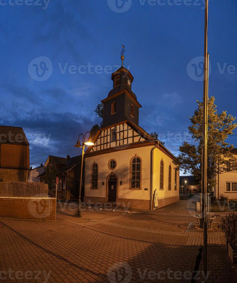 vista da histórica igreja protestante de walldorf em hesse durante o pôr do sol foto