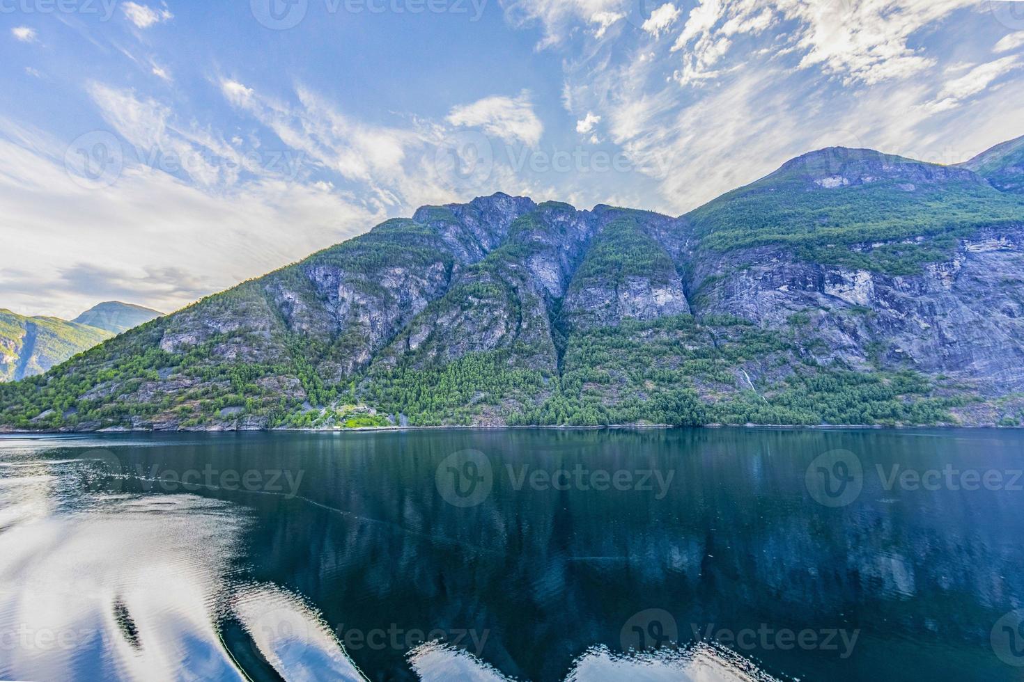 impressão do navio de cruzeiro a caminho do fiorde de geiranger, na noruega, ao nascer do sol no verão foto