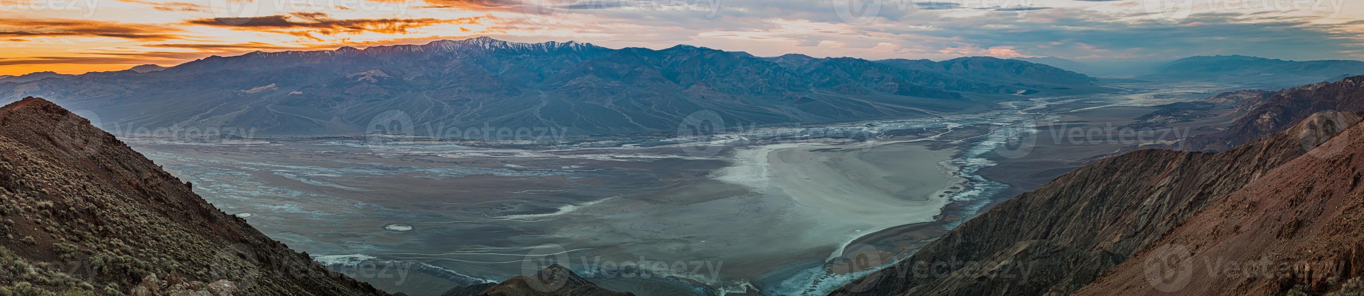 imagem panorâmica do vale da morte no estado americano de nevada do ponto de vista do pico de dantes foto