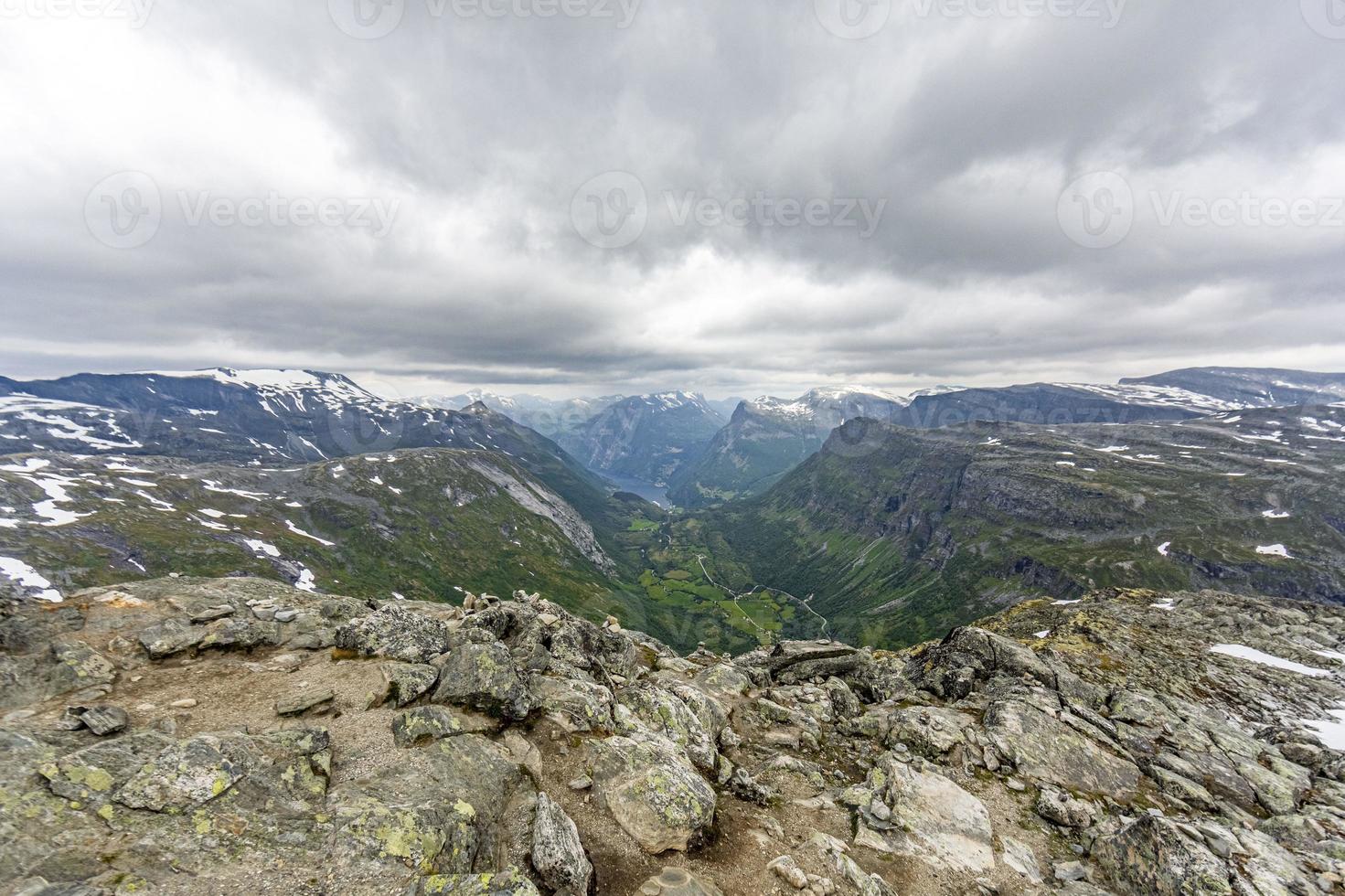 vista superior para o fiorde de geiranger na noruega no verão foto