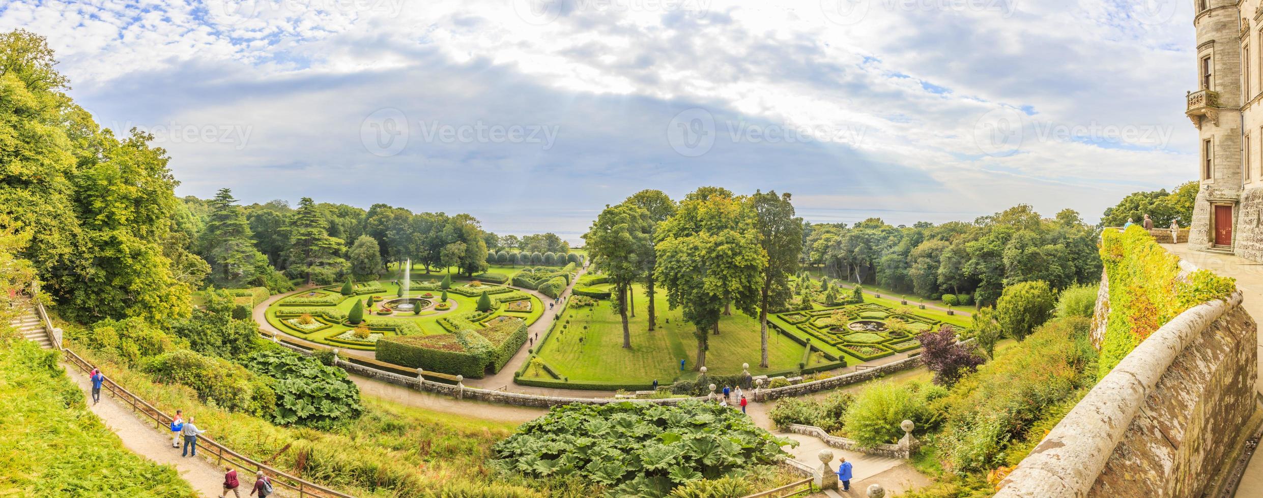 vista do castelo Dunrobin para o parque adjacente foto