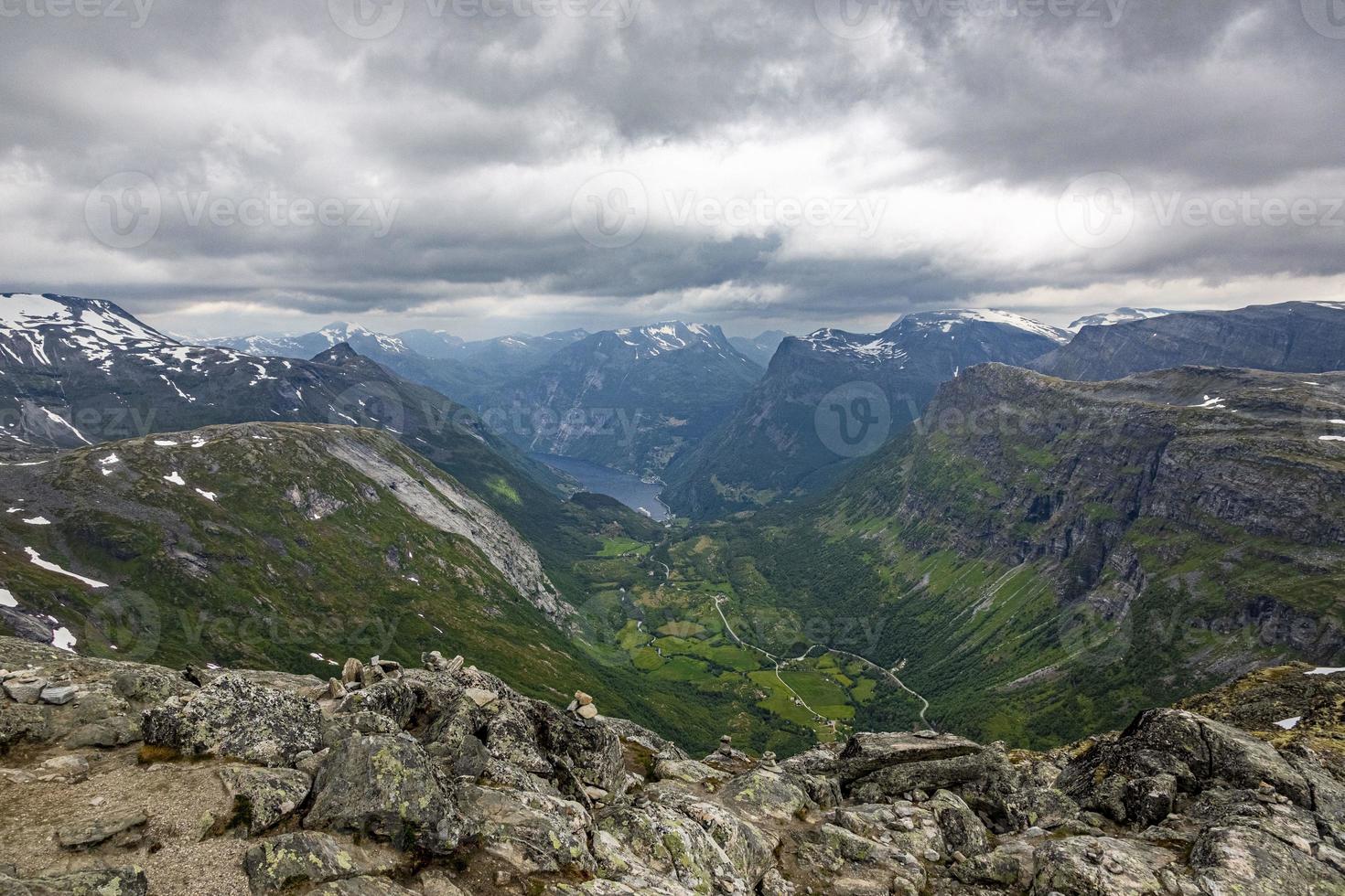 vista superior para o fiorde de geiranger na noruega no verão foto