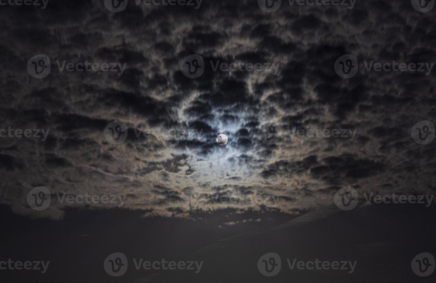 feche a imagem da lua cheia brilhante com nuvens cirrostratus foto