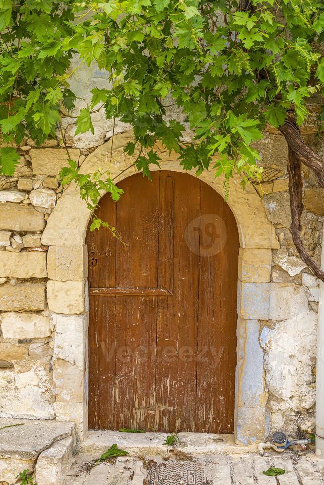 porta velha e ruinosa em uma antiga vila grega durante o dia foto