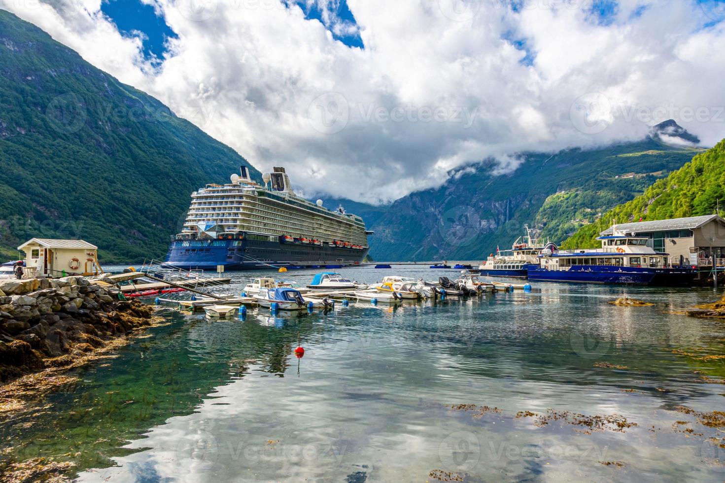 navio de cruzeiro ancorado no porto de geiranger, na noruega, no verão foto