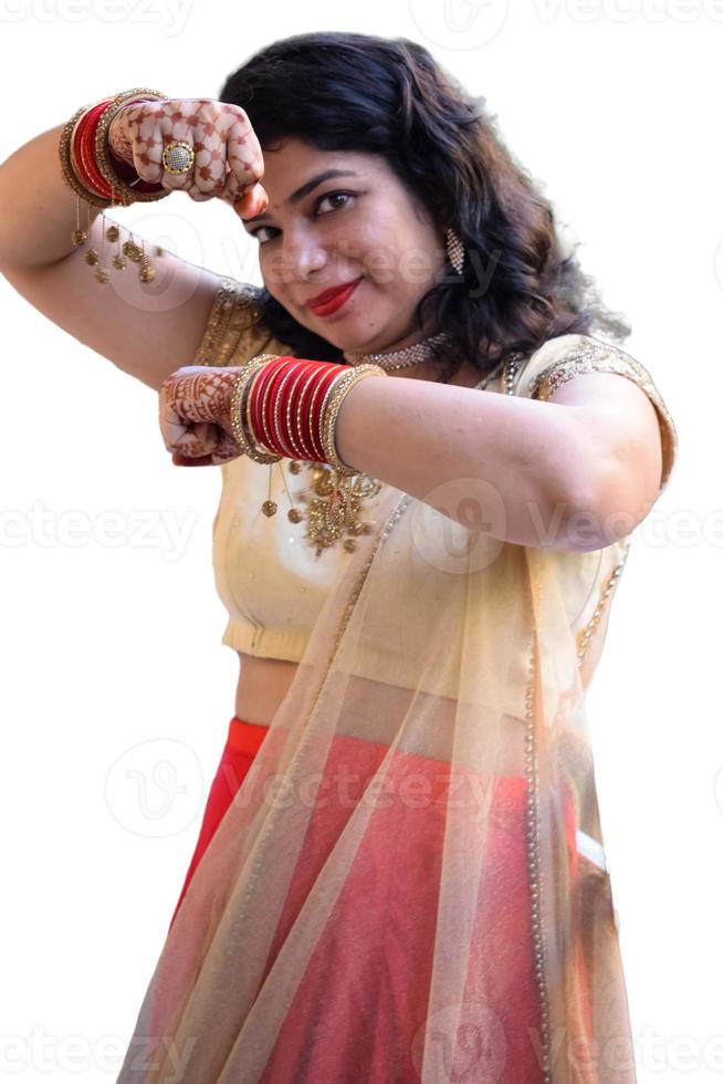 mulher bonita vestida como tradição indiana com henna mehndi design em ambas as mãos para celebrar o grande festival de karwa chauth com fundo branco liso foto